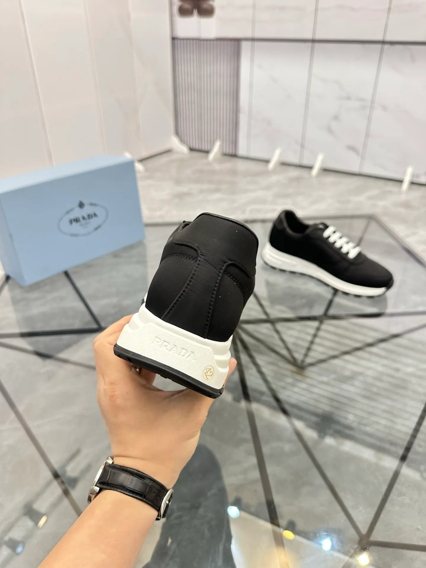 Men's shoes: 💰P440¥ Product trademark: Prada *"Prada*" low-top casual shoes Regular size: 38-44 (can be customized to 45.46) Product materials: Upper imported from the counter original fabric, sheepskin lining, original outsole. Number: 835